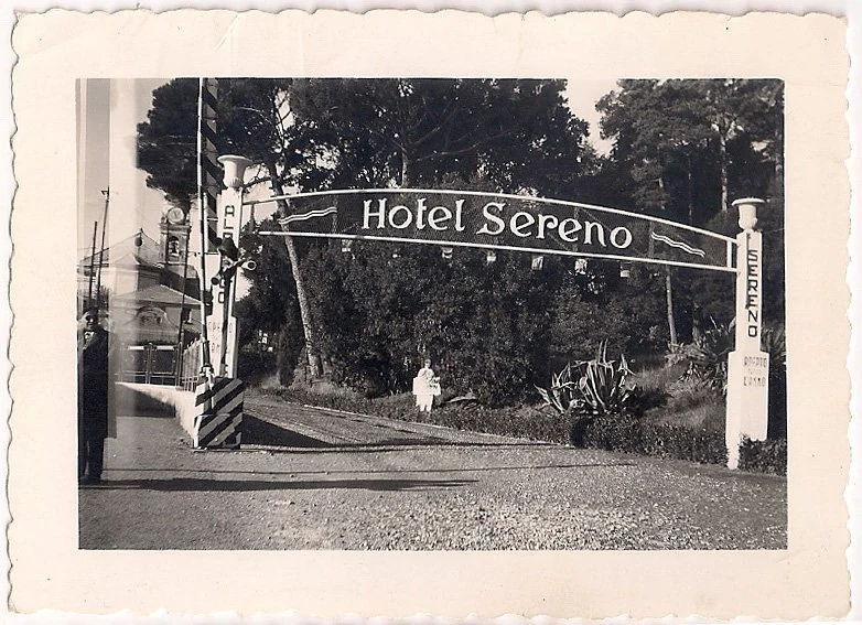 L’ingresso dell’hotel in una foto storica